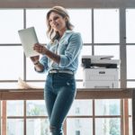 Impresora multifunción Xerox® B235 mujer oficina
