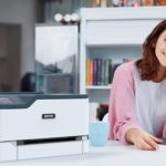 Impresora multifunción Xerox® C230 mujer oficina
