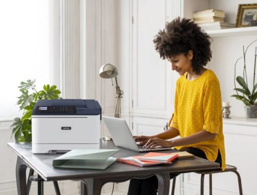 Xerox® C310 farveprinter en person på fjernarbejde
