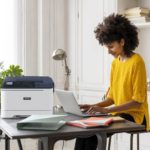 Imprimante couleur Xerox® C310 personne télétravail