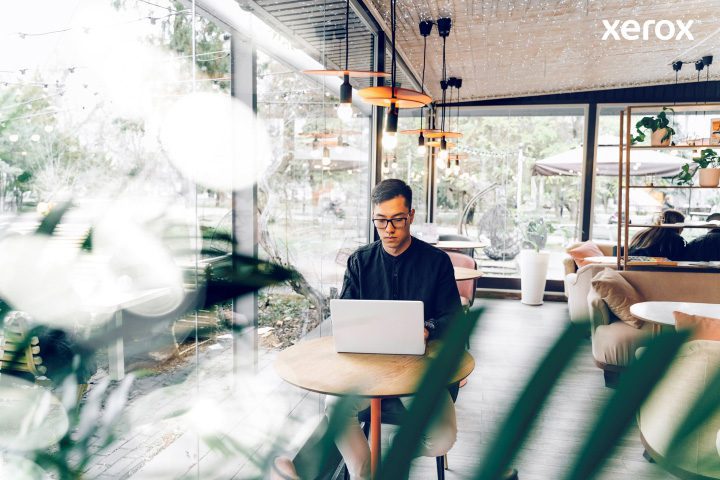 Een man die ijverig op zijn laptop werkt in een bruisend café, verzonken in zijn taken te midden van een levendige omgeving. Een man die ijverig op zijn laptop werkt in een bruisend café, verzonken in zijn taken te midden van een levendige omgeving.