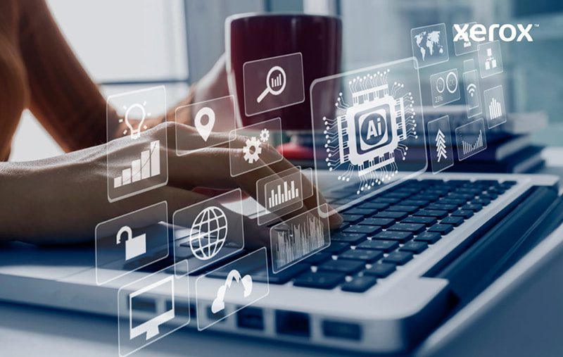 Handen typen op een laptop met digitale iconen die AI en data-analyse symboliseren. Handen typen op een laptop met digitale iconen die AI en data-analyse symboliseren.