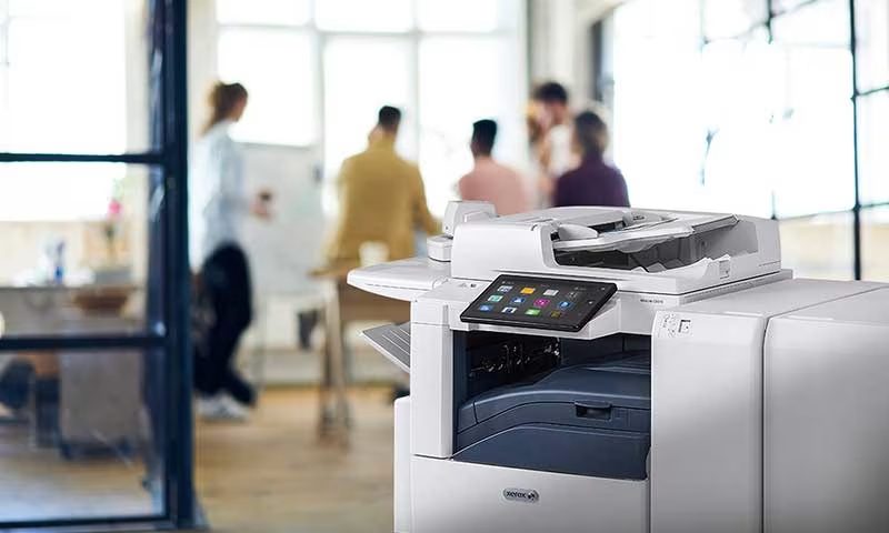 Impresora multifunción Xerox® AltaLink en una oficina