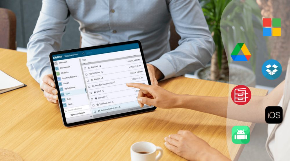 Een hand met een smartphone communiceert met het touchscreen van een multifunctionele printer van Xerox. Er worden verschillende pictogrammen weergegeven, waaronder logo's voor mobiele apparaten en cloudopslag. Dit staat symbool voor brede compatibiliteit en naadloze integratie met Xerox DocuShare Go.