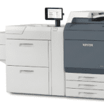 Pressa di produzione Xerox® Proficio™ PX300 Prensa de produção Xerox® Proficio™ PX300 vista lateral e ecrã